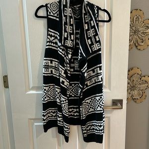 Cable & Gauge sleeveless sweater vest knit Aztec print black and white